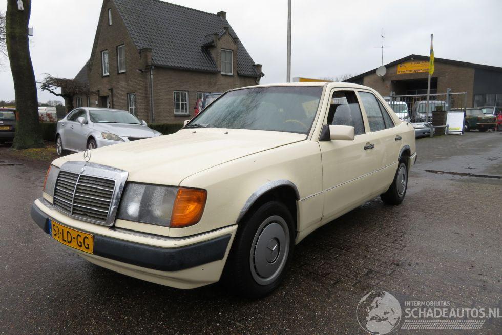 Mercedes 200-300D 200 D 124 type sedan automaat