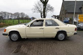 Mercedes 200-300D 200 D 124 type sedan automaat picture 3