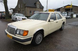 Mercedes 200-300D 200 D 124 type sedan automaat picture 17