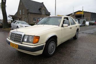 Vrakbiler auto Mercedes 200-300D 200 D 124 type sedan automaat 1991/1