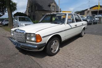 danneggiata veicoli industriali Mercedes 200-300D 200 DIESEL 123 TYPE SEDAN 1977/4