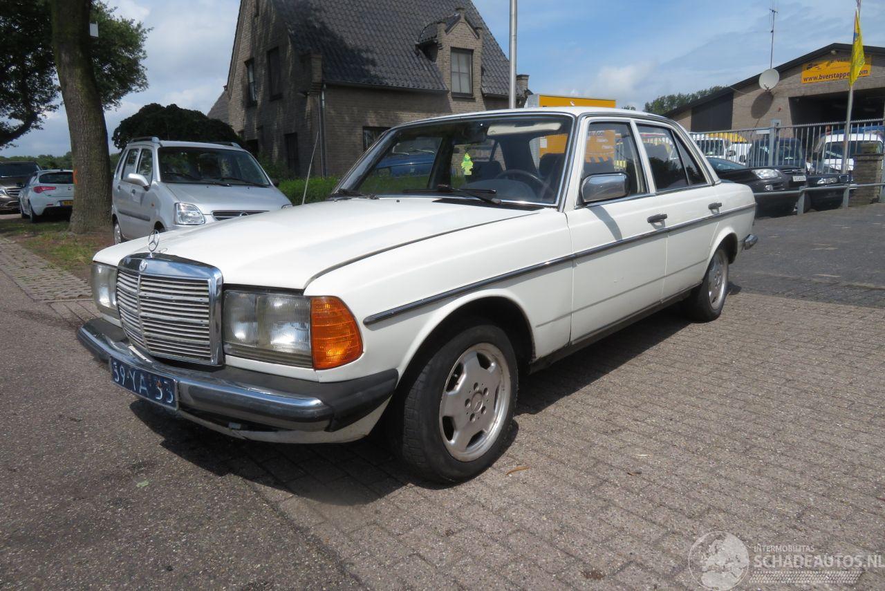 Mercedes 200-300D 200 DIESEL 123 TYPE SEDAN