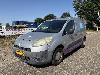 krockskadad bil bedrijf Peugeot Partner bestel 120 1.6 HDI L1 XR Profit + airco 2012/5