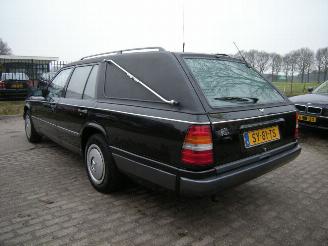 Mercedes E-klasse 200 D BEGRAFENISAUTO ORIGINELE HUISKAMP UITVOERING EXTRA VERLENGD picture 2