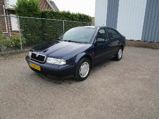 Vaurioauto  passenger cars Skoda Octavia 1.6 Airco Radio/CD 2000/9
