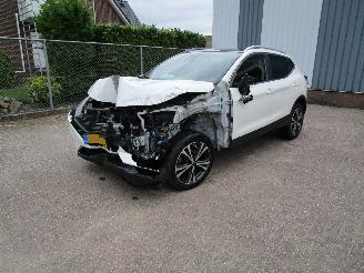 damaged passenger cars Nissan Qashqai 1.3 DIG-T Automaat Camera Navi 2020/8
