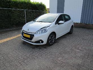 Schadeauto Peugeot 208 1.2 Navi Airco Parelmoer Wit 5-Drs 2016/4