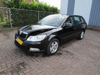 Vaurioauto  passenger cars Skoda Octavia 1.6 TDI Clima Radio/CD 6-Bak 2012/10