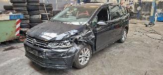Salvage car Volkswagen Touran 1.4 TSI Highline Edition 7 Persoons 2018/8