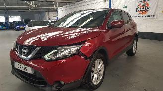 Voiture accidenté Nissan Qashqai 1.2 DIG-T 16V SUV  BENZ 1.197CC 85KW 116PK 2014/7