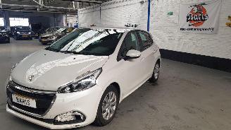 krockskadad bil auto Peugeot 208 1.2 PureTech Active 2017/5