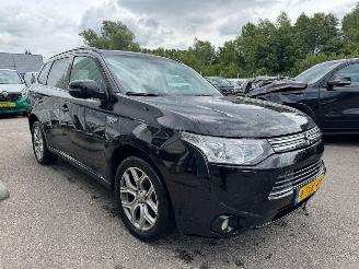 damaged passenger cars Mitsubishi Outlander 2.0 AUTOMAAT PHEV Instyle BJ 2014 305.027 KM 2014/4