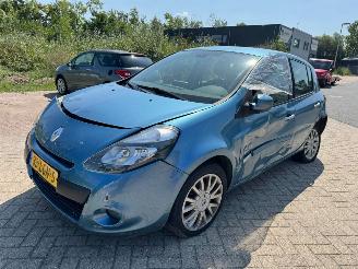 damaged passenger cars Renault Clio 1.6 Dynamique AUTOMAAT 2010/4