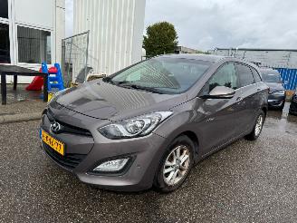 Unfallwagen Hyundai I-30 Wagon 1.6 CRDi i-Vision BJ 2013 380.853 KM 2013/7