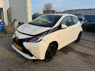damaged passenger cars Toyota Aygo 1.0 VVT-i x-play BJ 2014 142.605 KM 2014/9