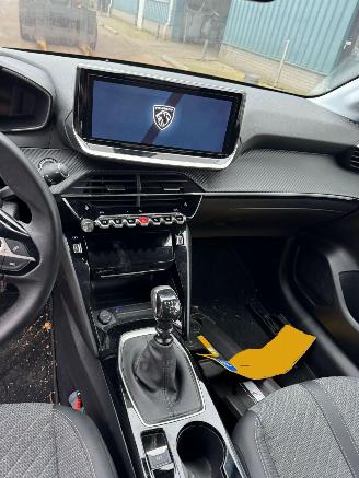 Peugeot 208 1.2 PureTech 100 Allure picture 14