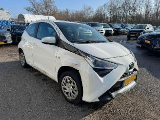 krockskadad bil auto Toyota Aygo 1.0 VVT-i AUTOMAAT X PLAY 2021/10