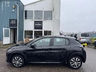 Damaged car Peugeot e-208 EV Active Pack 50 kWh AUTOMAAT 2023/10