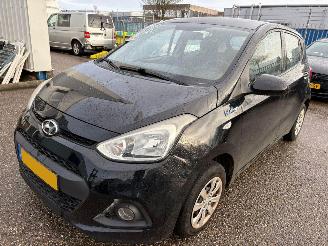 damaged passenger cars Hyundai I-10 1.0i i-Motion Comfort 2014/2