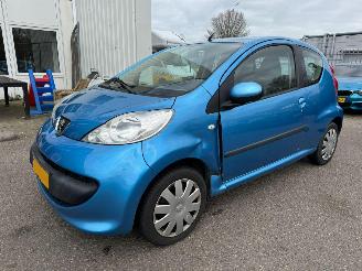damaged passenger cars Peugeot 107 1.0-12V XS 2008/11