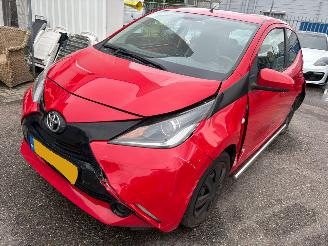 Schadeauto Toyota Aygo 1.0 VVT-i x-play 2014/10