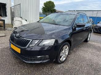 krockskadad bil auto Skoda Octavia Combi 1.6 AUTOMAAT TDI Greentech Clever Edition 2019/12