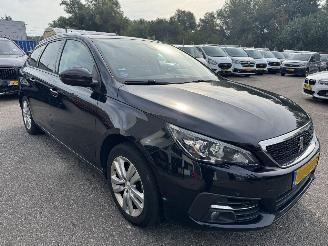 damaged passenger cars Peugeot 308 1.2 PureTech Blue Lease Executive 2018/7