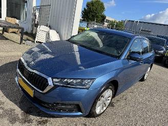 krockskadad bil auto Skoda Octavia Combi 1.0 TSI Business Edition 2021/2