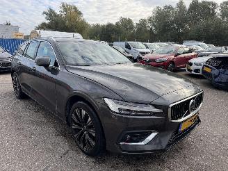 damaged passenger cars Volvo V-60 2.0 B4 PLUS BRIGHT AUTOMAAT 200 PK BJ 2023 51000 KM 2023/5