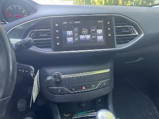 Peugeot 308 308 SW (L4/L9/LC/LJ/LR), Combi 5-drs, 2014 / 2021 1.2 12V e-THP PureTech 130 picture 18