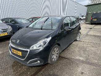 Vaurioauto  passenger cars Peugeot 208 1.2 PURETECH LION 2016/11