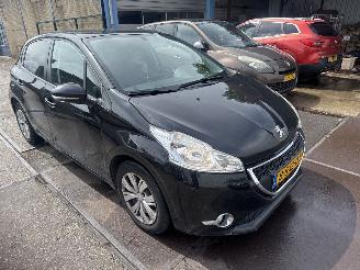 damaged passenger cars Peugeot 208 1.0 VTI 2013/12