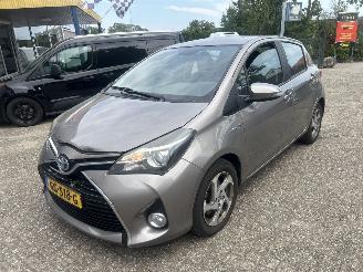 damaged passenger cars Toyota Yaris 1.5 HYBRID ASPIRATION 2015/6