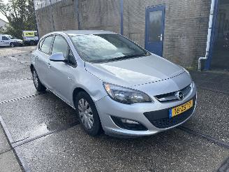 krockskadad bil auto Opel Astra 1.4 TURBO BERLIN 2013/1