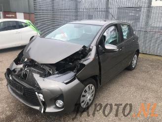 Coche siniestrado Toyota Yaris Yaris III (P13), Hatchback, 2010 / 2020 1.33 16V Dual VVT-I 2016/6