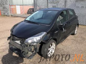 damaged passenger cars Toyota Yaris Yaris III (P13), Hatchback, 2010 / 2020 1.5 16V Hybrid 2015/6