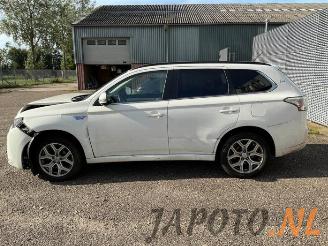 Mitsubishi Outlander Outlander (GF/GG), SUV, 2012 / 2022 2.0 16V PHEV 4x4 picture 2