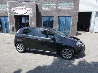 Vaurioauto  passenger cars Fiat Punto 1.3 M-Jet Lounge 2015/10