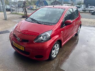 skadebil auto Toyota Aygo Aygo (B10) Hatchback 1.0 12V VVT-i (1KR-FE) [50kW] 2010/9