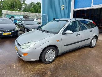 krockskadad bil auto Ford Focus Focus 1 Hatchback 1.6 16V (FYDA) 2001/8