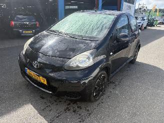 skadebil auto Toyota Aygo 1.0-12V 50KW Navigator Airco Comfort 5-Drs NAP 2011/7