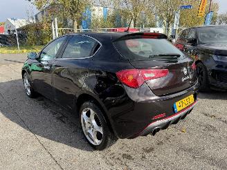 Vaurioauto  passenger cars Alfa Romeo Giulietta 1.6 JTDM 77KW Clima Navi Led Xenon Distinctive NAP 2010/7
