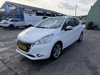 Peugeot 208 1.2 60KW Allure Navi Clima NAP picture 6