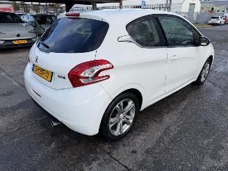 Peugeot 208 1.2 60KW Allure Navi Clima NAP picture 2