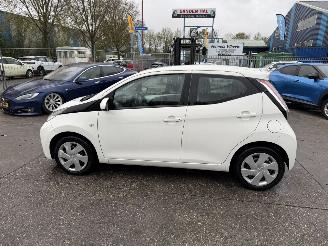 Toyota Aygo 1.0 VVT-I 51KW X-Play Led Airco 5-Drs Camera NAP picture 6