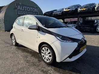 skadebil auto Toyota Aygo 1.0 VVT-I 51KW Airco Led X-Play 5-Drs 2018/2
