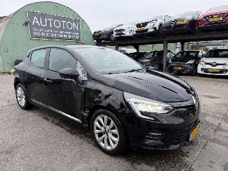 Damaged car Renault Clio 1.0 TCE 74KW Clima Led Zen 5-Drs NAP 2019/8