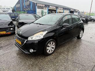 Auto incidentate Peugeot 208 1.2 VTI 60KW Blue Lease Airco Navi 5-Drs NAP 2012/7