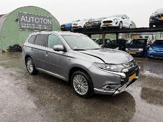Vaurioauto  passenger cars Mitsubishi Outlander 2.4 PHEV 99KW Autom. Clima Navi Led Schuifdak Intense+ NAP 2020/11