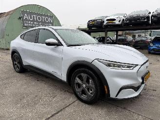 krockskadad bil auto Ford Mustang Mach-e 75 kWh RWD 198KW Clima Navi Led Camera 2021/12